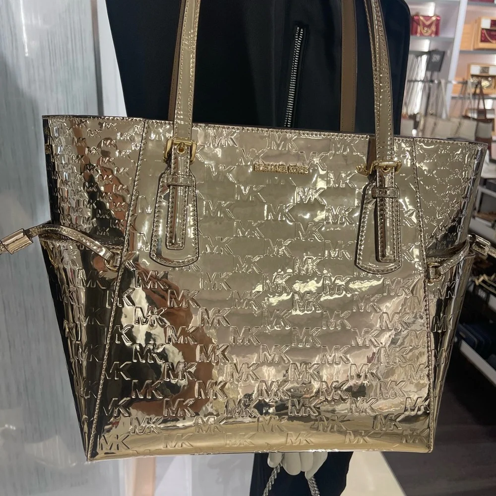 MICHAEL KORS Voyager Large Metallic Logo Debossed EW Shoulder Tote Bag
Pale Gold - Picture 6 of 16